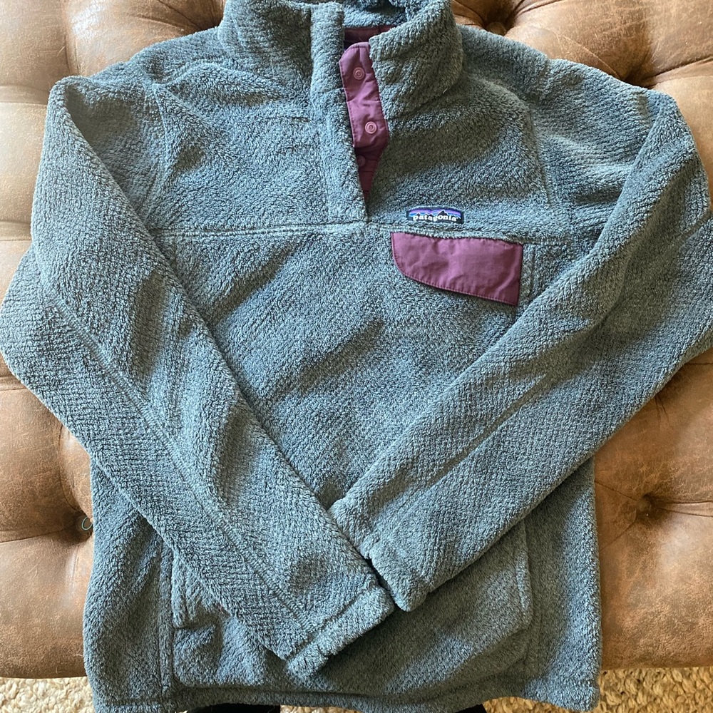 Patagonia half zip. Size small. Gray with purple detailing.